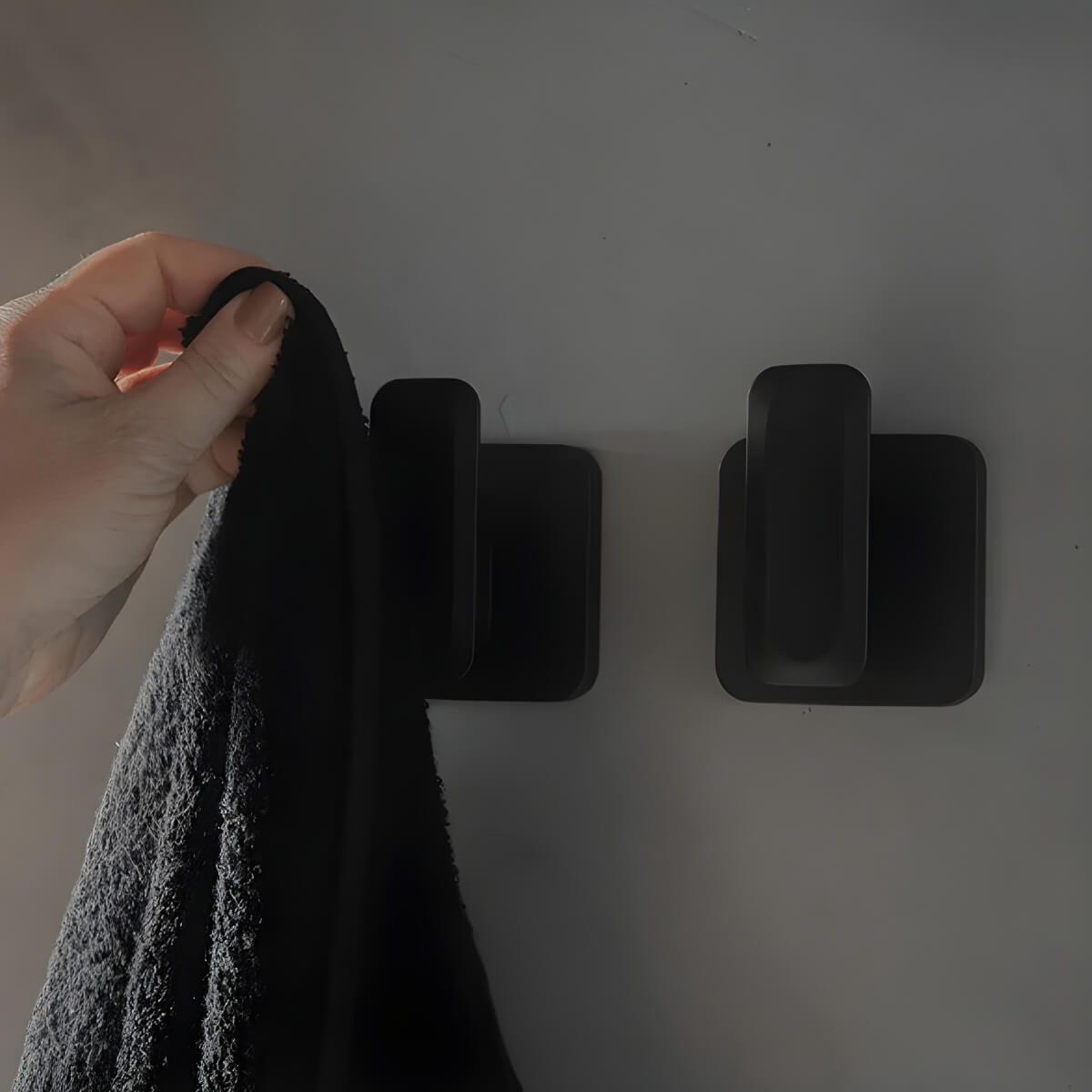 Ganchos de parede Linha Eleve com fixação adesiva Ultra Click, acabamento preto fosco e capacidade de até 4kg, ideal para banheiro e áreas úmidas