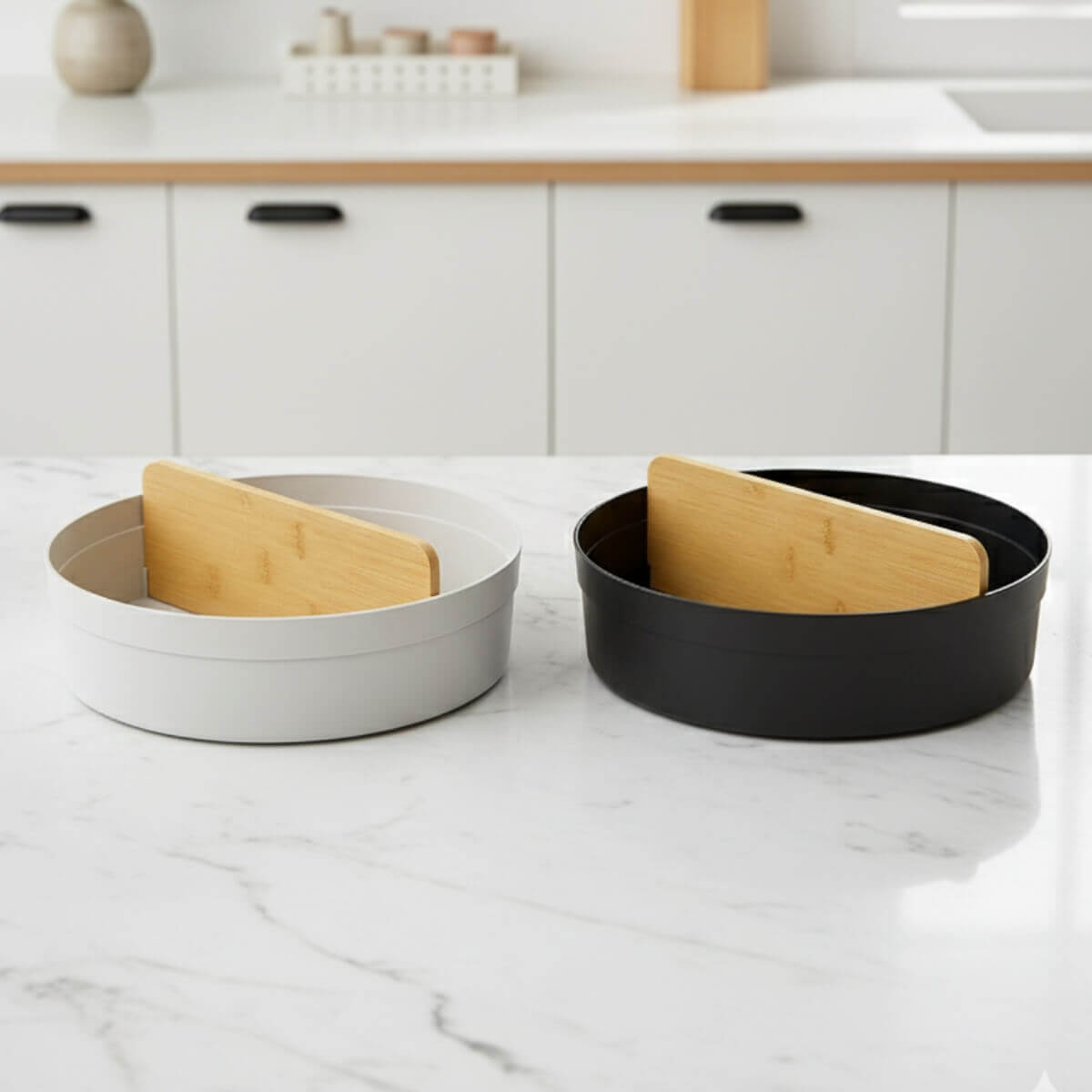 Organizadores giratórios com divisória em bambu nas cores bege e preto sobre bancada